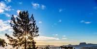 Um fim de tarde glorioso em Campos do Jordão, com a Pedra do Baú ao fundo  Foto: paulobaqueta/Getty Images / Viagem e Turismo