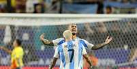 Jogadores da Argentina após apito final cantaram música racista e homofóbica  Foto: Charly Triballeau/AFP via Getty Images / Jogada10