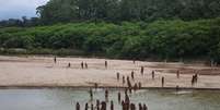 Indígenas não contactados do povo Mashco Piro são vistos na Amazônia peruana em região com madeireiras  Foto: Survival International/Divulgação via REUTERS