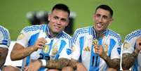 Lautaro Martínez e Ángel Di María mostram medalha de campeão da Copa América –  Foto: Juan Mabromata/AFP via Getty Images / Jogada10