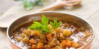 Sopa de lentilha com legumes  Foto: Wiktory | Shutterstock / Portal EdiCase