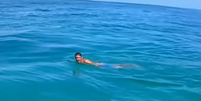 Homem pula no mar para não passar senha de celular Foto: Reprodução/Youtube/Arrested on Cam