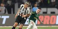 Tiquinho, herói da noite, disputa a bola com Moreno –  Foto: Cesar Greco/Palmeiras/by Canon / Jogada10