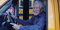 Jim Oppegard, de 94 anos, é o motorista de ônibus mais veterano do mundo; afirma que mantém a saúde tomando suplementos e fazendo atividades físicas por 45 minutos diariamente.  Foto: Guinness World Records/Divulgação / Estadão