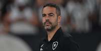 Artur Jorge, técnico do Botafogo, durante partida contra o Atletico-MG no Nilton Santos pelo Campeonato Brasileiro A 2024.  Foto: Thiago Ribeiro/AGIF / Lance!