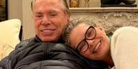 Silvio Santos, 93 anos, com a filha mais velha, Cíntia, de 61: aproximação após crise no banco da família  Foto: Reprodução