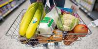 As compras do supermercado podem ser 'contaminadas' com produtos que parecem uma coisa — mas são outra completamente diferente  Foto: Getty Images / BBC News Brasil