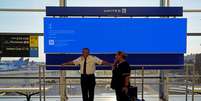 Funcionários da United Airlines aguardando o retorno do sistema Windows em aeroporto em de Newark, Nova Jersey (EUA) Foto: Reprodução/REUTERS/Bing Guan