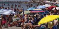 Pessoas na praia de Santa Pola, Alicante  Foto: EPA / BBC News Brasil