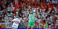 Jogadores de São Paulo e Juventude em disputa de bola no Brasileirão –  Foto: Fernando Alves/ECJ / Jogada10