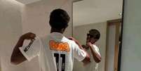 Lamine Yamal curte férias com camisa de Neymar na época do Santos Foto: Reprodução / Lance!