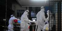 Paciente é transferido para uma UTI da enfermaria de isolamento de Nipah  Foto: REUTERS/CK Thanseer