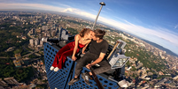 O casal  russo  Angela Nikolau e Ivan Beerkus no topo de um prédio Foto: Netflix / BBC News Brasil