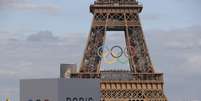 Os anéis olímpicos são exibidos na Torre Eiffel antes do evento - 22 de julho de 2024  Foto: Reuters/Abdul Saboor