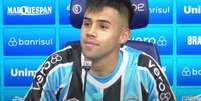 Aravena posa com a camisa 16 do Grêmio em sua apresentação –  Foto: Reprodução / Youtube Grêmio TV / Jogada10