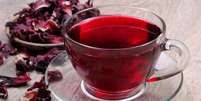 O chá de hibisco é uma bebida repleta de benefícios para a saúde Foto: KRIACHKO OLEKSII | Shutterstock / Portal EdiCase