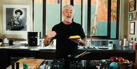 Chef Alex Atala ensina a fazer omelete cremoso e macio  Foto: Reprodução/Youtube Alex Atala