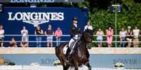 Charlotte Dujardin vai ficar de fora das competições por seis meses, suspensa pela Federação Internacional Equestre  Foto: Divulgação/FEI