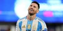 Messi não está no grupo argentino que disputa a Olimpíada de Paris, mas acompanhou a estreia - Foto: Charly Triballeau/AFP via Getty Images / Jogada10