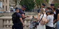 As ruas de Paris estão com o trânsito alterado enquanto as autoridades fecham vias para a cerimônia de abertura  Foto: BBC News Brasil