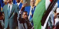 Majed Abu Maraheel com bandeira palestina nos Jogos de Atlanta, em 1996  Foto: Vincent Amalvy/IOPP/AFP / BBC News Brasil