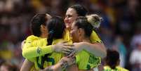 Jogadoras brasileiras celebram vitória contra a Espanha na estreia do handebol feminino na Olimpíada  Foto: REUTERS/Eloisa Lopez