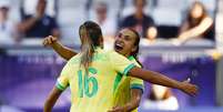 Marta comemora com Gabi gol marcado na estreia do futebol feminino brasileiro na Olimpíada  Foto: REUTERS/Susana Vera