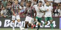 Arias e Aníbal Moreno travam disputa no meio-campo –  Foto: Lucas Merçon/Fluminense FC / Jogada10