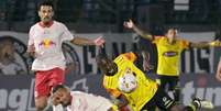 Luan Candido, do Bragantino, (à esquerda) cai durante disputa de bola com Corozo, do Barcelona equatoriano, em jogo pela Sula  Foto: Nelson Almeida/AFP via Getty Images / Jogada10