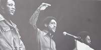 Bobby Seale, um dos fundadores do movimento, faz o gesto consagrado de black power  Foto: Wikimedia Commons