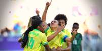 Jogadoras brasileiras celebram gol da vitória contra a Nigéria Foto: Juan Manuel Serrano Arce/Getty Images