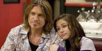 Miley e Billy Ray Cyrus nas gravações de 'Hannah Montana'  Foto: Reprodução | Disney Channel