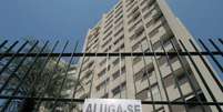 Placa de im&oacute;vel para alugar em condom&iacute;nio em Moema, zona sul de S&atilde;o Paulo: setor est&aacute; descontente com projeto da C&acirc;mara  Foto: Felipe Rau/Estad&atilde;o / Estad&atilde;o
