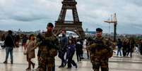 Soldados franceses armados patrulham a praça Trocadero como parte da segurança "Vigipirate" perto do Estádio da Torre Eiffel, da Arena Champ de Mars e dos locais do Grand Palais Ephemere  Foto: REUTERS/Gonzalo Fuentes/Foto de arquivo