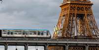 Trens são vandalizados e incendiados a poucas horas da cerimônia de abertura de Paris  Foto: Gonzalo Fuentes / Reuters