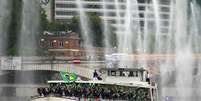 Time Brasil desfila no Sena  Foto: Reuters