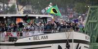 As delegações nacionais passaram pelo Rio Sena em barcos.
  Foto: REUTERS