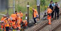 Funcionários investigam local de possível ataque na linha de trem  Foto: Denis CHARLET / AFP / Lance!