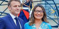 Janja ao lado de Emmanuel Macron, na abertura da Olimpíada 2024, de Paris Foto: Reprodução/Instagram / Elas no Tapete Vermelho
