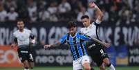 Ángel Romero, do Corinthians, disputa lance com Nathan, do Grêmio, durante partida na Arena Corinthians pelo Campeonato Brasileiro.  Foto: ETTORE CHIEREGUINI/AGIF 