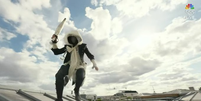 Corredor mascarado carregou a tocha olímpica pelos telhados de Paris como se estivesse em um videogame Foto: Jogos Olímpicos de Paris 2024 / Reprodução