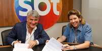Cleber Machado e Daniela Beyruti na assinatura do contrato; emissora luta pelo Brasileirão Foto: Divulgação / SBT / RD1