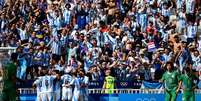 Jogadores da Argentina comemoram gol contra o Iraque nas Olimpíadas  Foto: Olivier CHASSIGNOLE / AFP / Lance!