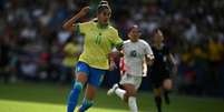 Jheniffer leva o Brasil ao ataque. Foi dela o gol da seleção na derrota para o Japão Foto: Ben Stansall STANSALL/AFP via Getty Images / Jogada10
