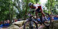 Ciclista francesa sofre queda e é retirada de maca de pista  Foto: Reprodução/Reuters