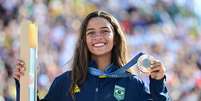 A medalhista de bronze, Rayssa Leal, do Brasil, posa com sua medalha enquanto comemora no pódio.  Foto: Reuters/Angelica Warmuth