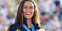 A medalhista de bronze, Rayssa Leal, do Brasil, posa com sua medalha enquanto comemora no pódio - Paris, França - 28 de julho de 2024  Foto: Reuters/Angelica Warmuth