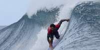 Medina reencontra rival que debochou de eliminação, faz maior nota dos Jogos e vai às quartas do surfe  Foto: REUTERS/Carlos Barria