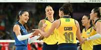 Jogadoras do vôlei feminino do Brasil celebram ponto nas Olimpíadas contra o Quênia  Foto: Natalia KOLESNIKOVA / AFP / Lance!