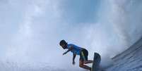 Felipe Toledo enquanto disputava as oitavas de final do surfe nesta segunda-feira  Foto: REUTERS Carlos Barria